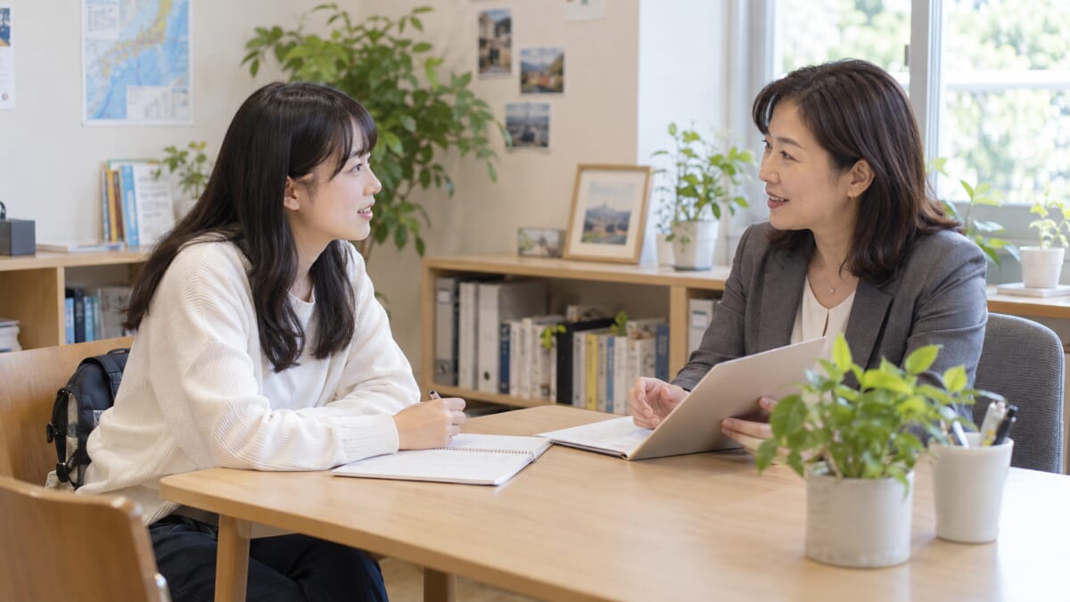 學生與升學顧問討論學習計畫